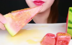 烘焙小姐姐吃糖葫芦,烘焙小姐姐的糖葫芦美食之旅