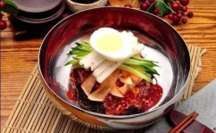 小姐姐吃冷面冰块图片,小姐姐挑战冷面冰块，美味与清凉的完美融合