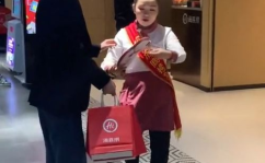 六个小姐姐吃海底捞视频,欢乐畅享火锅盛宴