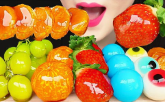 烘焙小姐姐吃糖葫芦,烘焙小姐姐的糖葫芦美食之旅