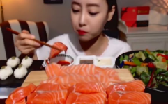 韩国小姐姐吃三文鱼籽,三文鱼籽的诱惑之旅