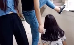 两个小姐姐翻车,两位小姐姐的意外“失控”瞬间